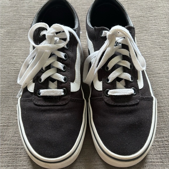 Vans Like New Woman’s black/white sneakers Sz. 7 - Picture 2 of 7